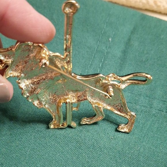 Elegant Gold and Black Lion Brooch with Green Details - Picture 4 of 5